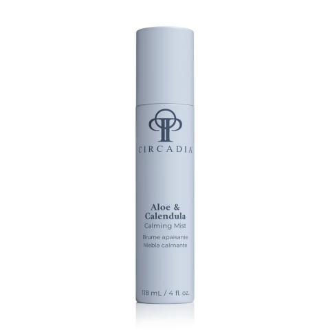 Witte sprayflacon van Circadia Aloe & Calendula Calming Mist 118 ml met blauwe en grijze details en een doorzichtige dop.