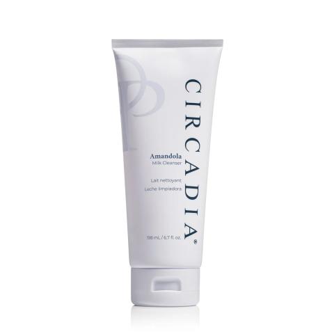 Witte fles met zwarte dop van Circadia Amandola Milk Cleanser 198 ml.