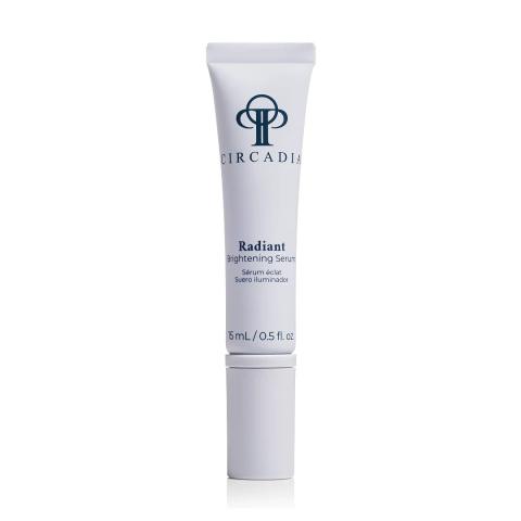 Flesje Circadia Bright White Serum in een witte, strakke verpakking met een zilveren dop en zwarte letters.
