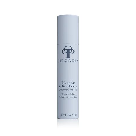 Sprayflacon van Circadia Licorice & Bearberry Brightening Mist in een witte verpakking met blauwe en grijze accenten.