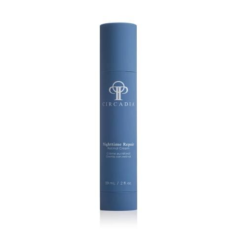 Witte pompflacon van Circadia Nighttime Repair 59 ml met donkerblauwe en zilveren details.