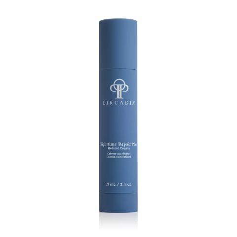Witte tube met pompje van Circadia Nighttime Repair Plus, met donkerblauwe tekst.