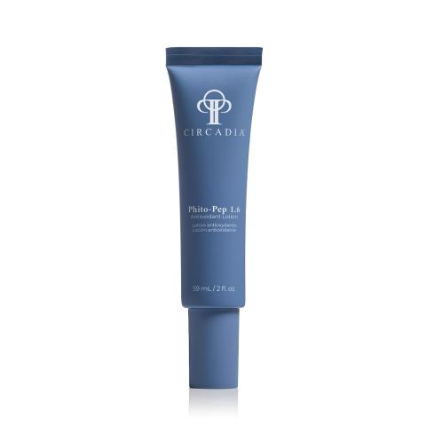 Witte fles met pompje van Circadia Phito-Pep 1.6 Antioxidant Lotion 59 ml, met donkerblauwe en witte details.