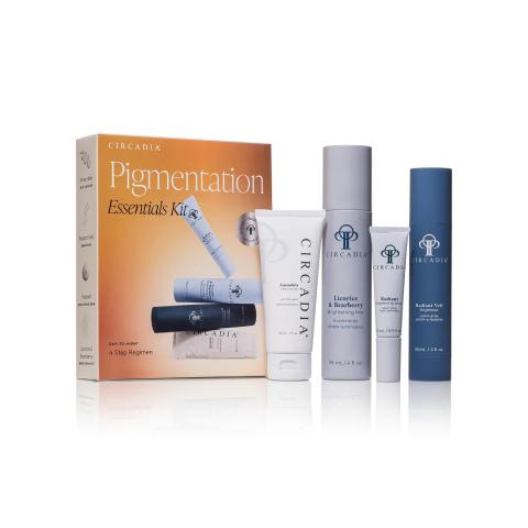 De Circadia Pigmentation Essentials Regimen Kit met vier producten: een cleanser, mist, serum en brightener in hun witte en zilveren verpakkingen.