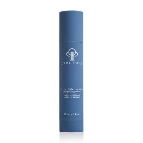 Witte pompflacon van Circadia Revita-Cyte Complex in de productverpakking.