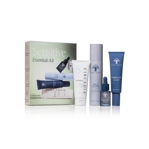 Circadia Sensitive Essentials Regimen Kit met vier producten: een reinigingsgel, serum, mist en crème in witte en blauwe verpakkingen.