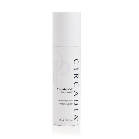 Witte fles met zwarte pomp van de Circadia Vitamin Veil Cleanser.